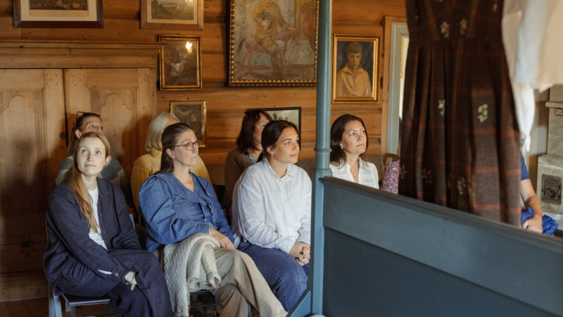 Gjester i soverommet på Bjerkebæk - foto Veslemøy Furuseth