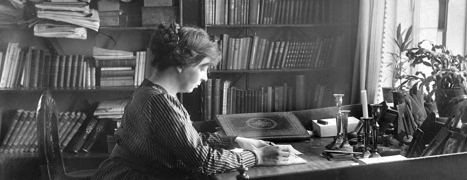 Sigrid Undset ved skrivebordet